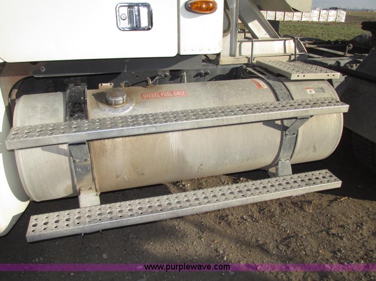 image for item G9876 2004 Freightliner Columbia semi truck