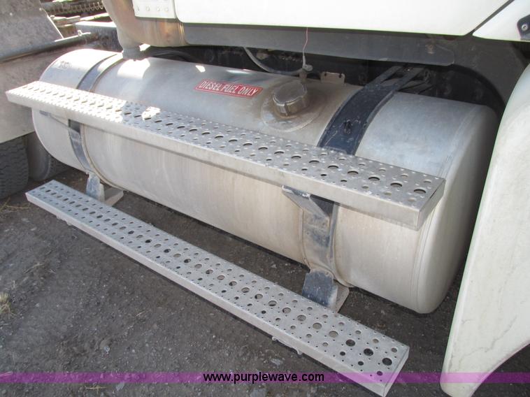 image for item G9876 2004 Freightliner Columbia semi truck