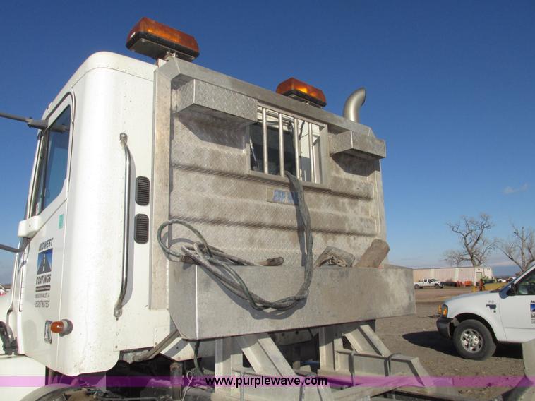 image for item G9876 2004 Freightliner Columbia semi truck