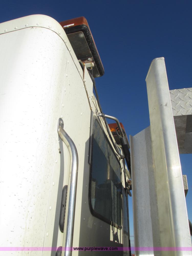 image for item G9876 2004 Freightliner Columbia semi truck