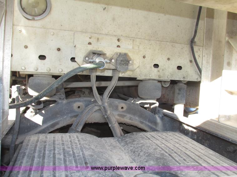 image for item G9876 2004 Freightliner Columbia semi truck