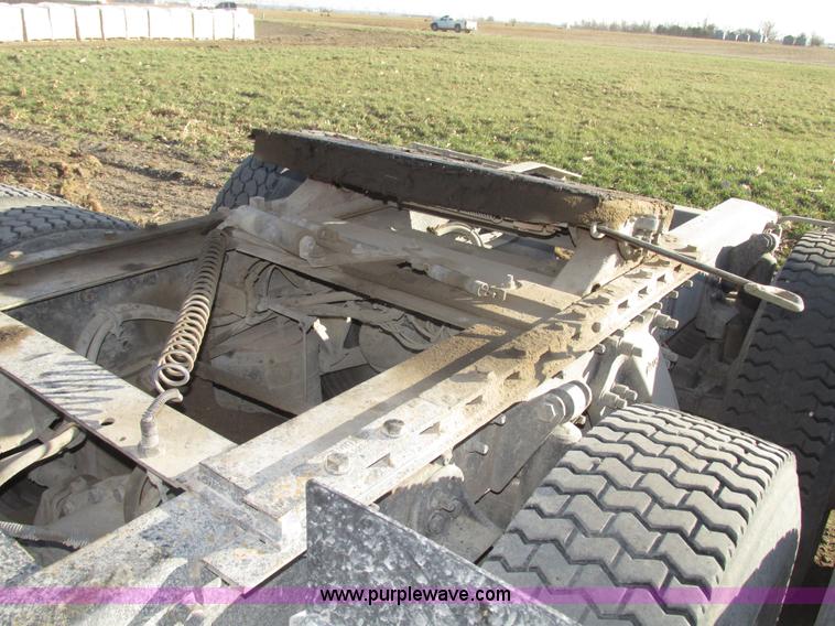 image for item G9876 2004 Freightliner Columbia semi truck