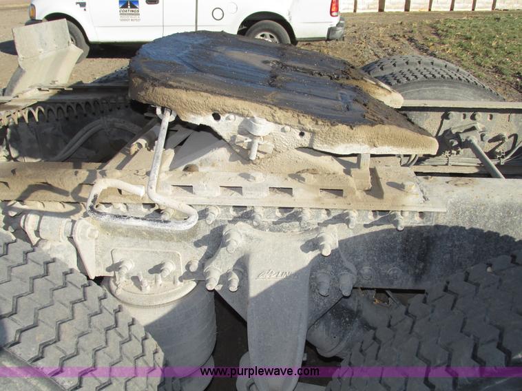 image for item G9876 2004 Freightliner Columbia semi truck