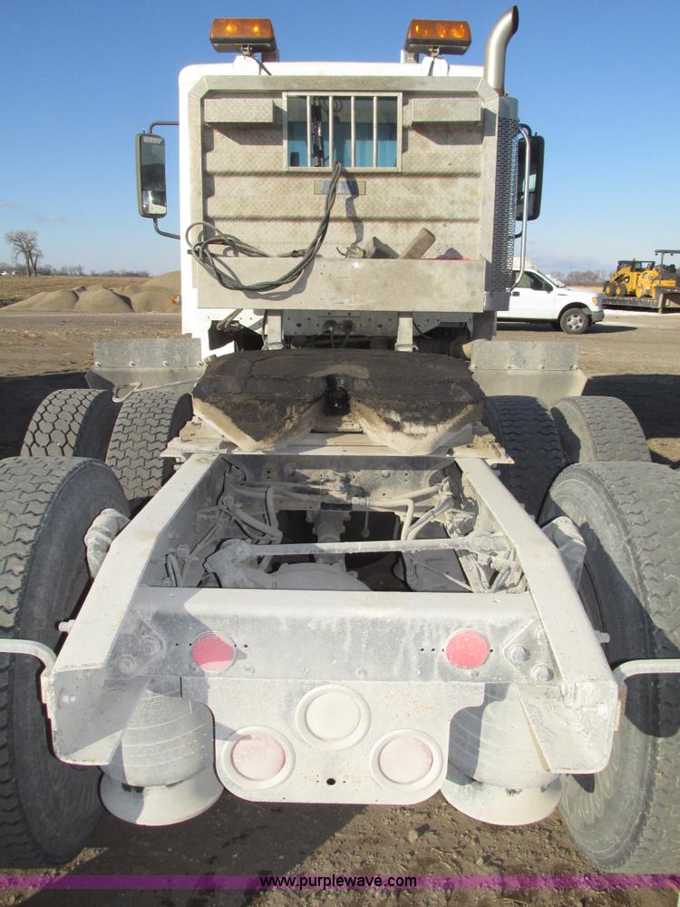 image for item G9876 2004 Freightliner Columbia semi truck