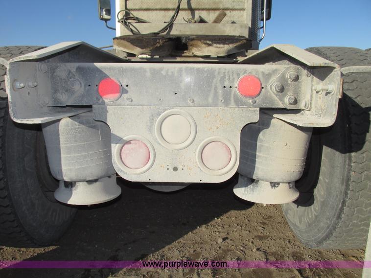 image for item G9876 2004 Freightliner Columbia semi truck