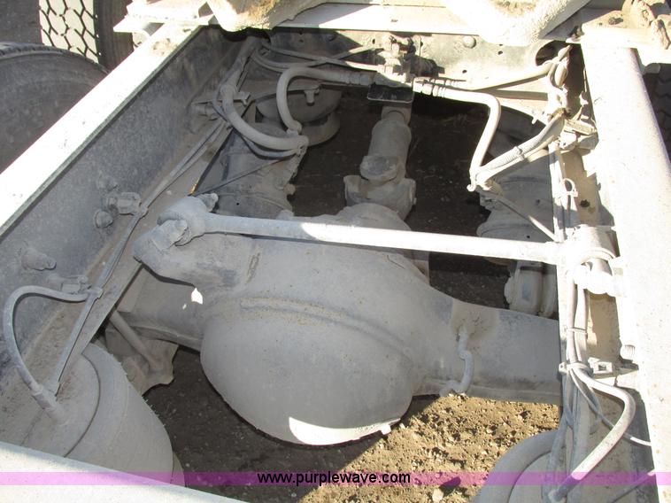 image for item G9876 2004 Freightliner Columbia semi truck