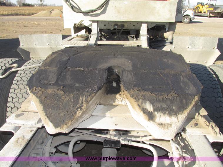 image for item G9876 2004 Freightliner Columbia semi truck