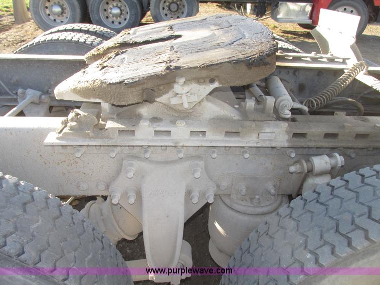 image for item G9876 2004 Freightliner Columbia semi truck