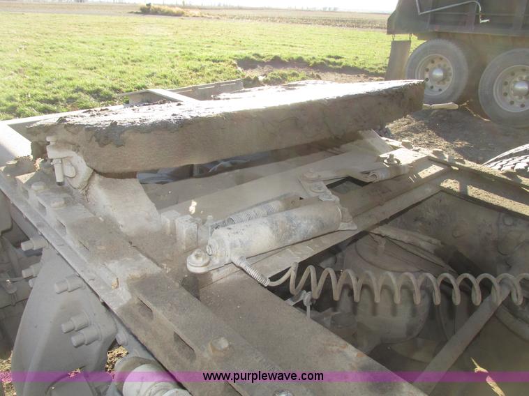 image for item G9876 2004 Freightliner Columbia semi truck