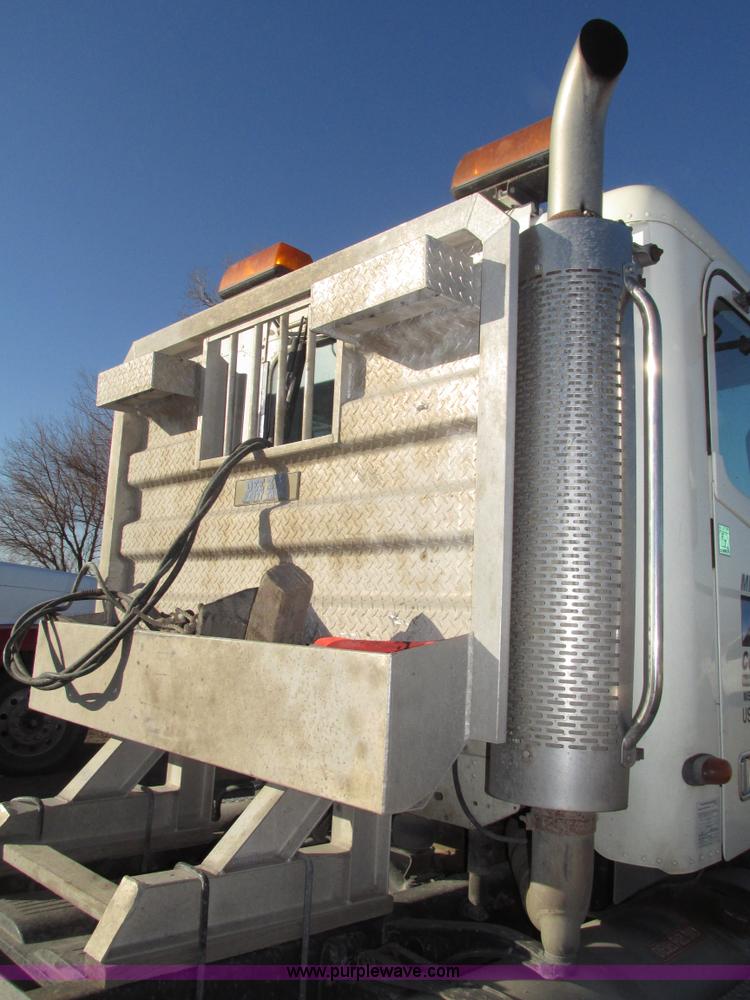 image for item G9876 2004 Freightliner Columbia semi truck