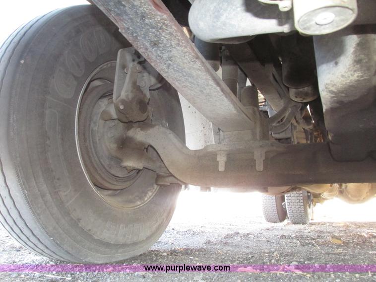 image for item G9876 2004 Freightliner Columbia semi truck