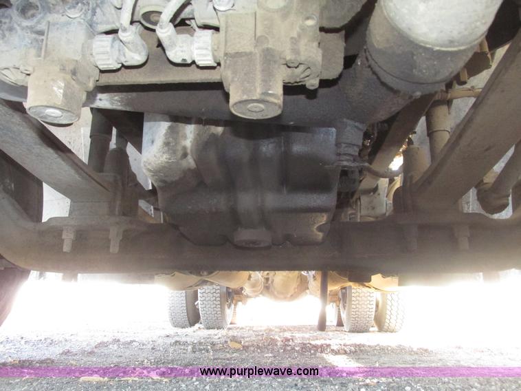 image for item G9876 2004 Freightliner Columbia semi truck