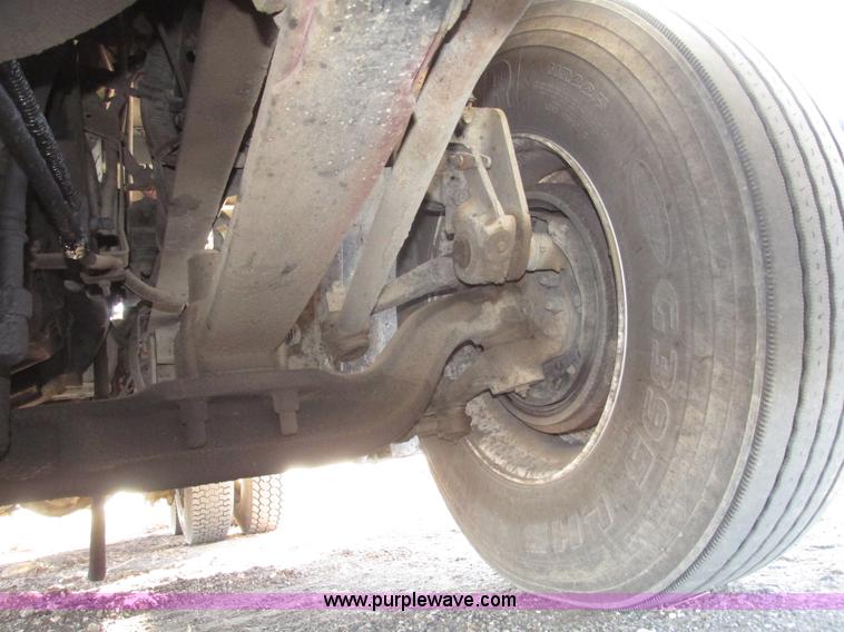 image for item G9876 2004 Freightliner Columbia semi truck