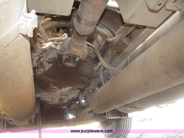 image for item G9876 2004 Freightliner Columbia semi truck