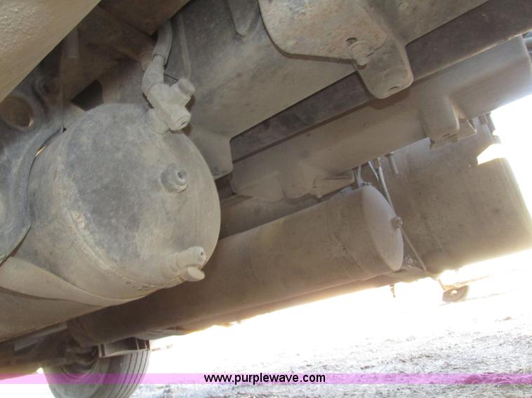 image for item G9876 2004 Freightliner Columbia semi truck