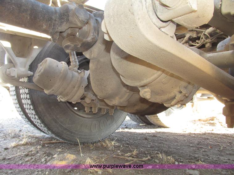 image for item G9876 2004 Freightliner Columbia semi truck