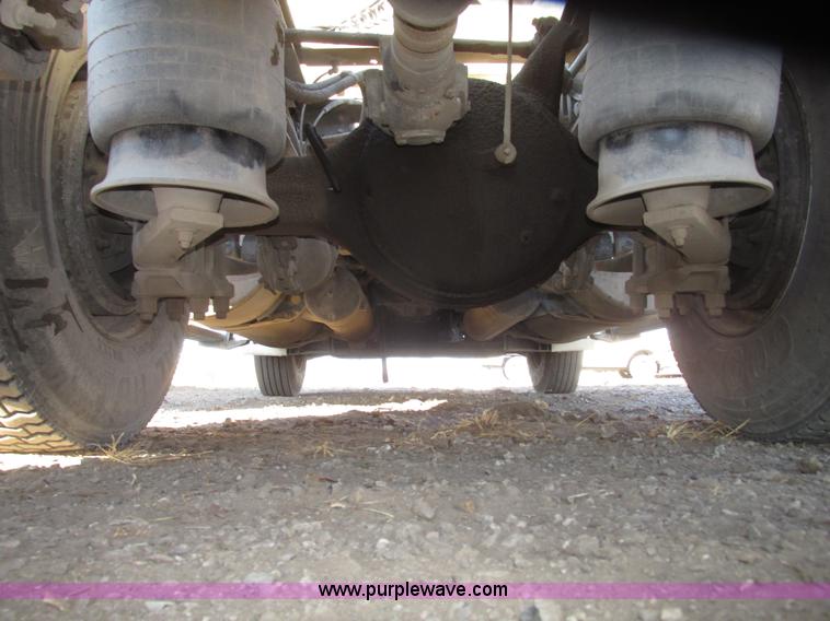 image for item G9876 2004 Freightliner Columbia semi truck