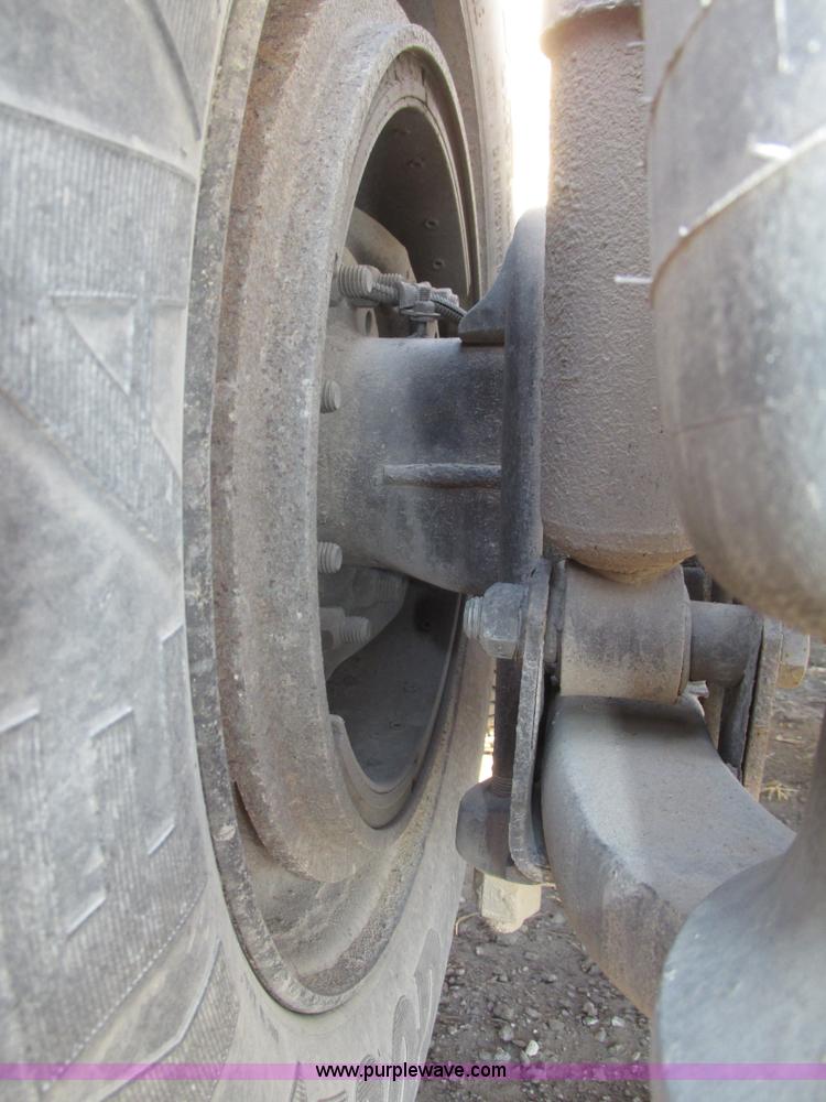 image for item G9876 2004 Freightliner Columbia semi truck