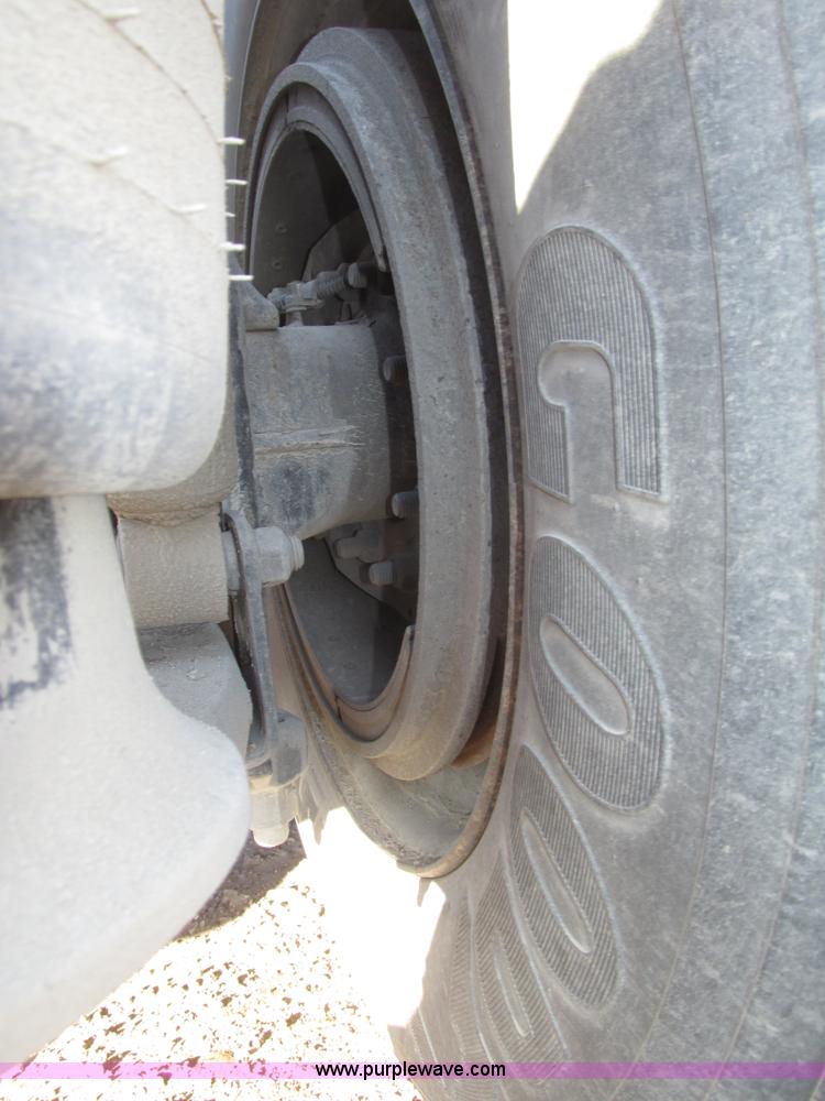 image for item G9876 2004 Freightliner Columbia semi truck