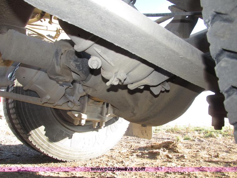 image for item G9876 2004 Freightliner Columbia semi truck