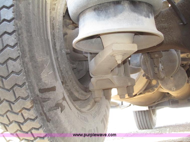 image for item G9876 2004 Freightliner Columbia semi truck