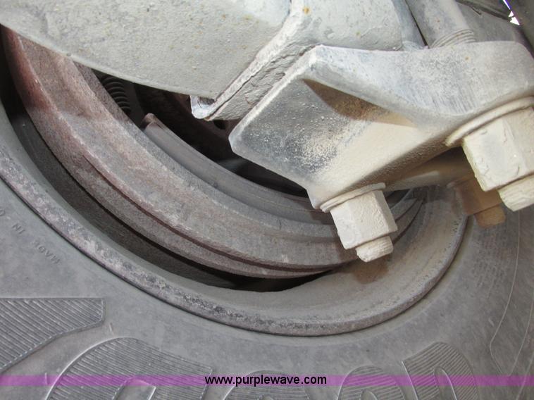 image for item G9876 2004 Freightliner Columbia semi truck