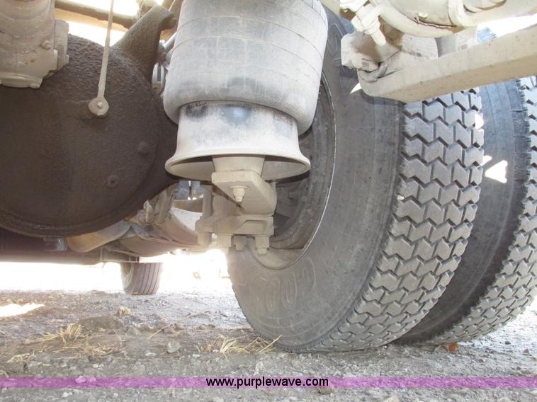 image for item G9876 2004 Freightliner Columbia semi truck