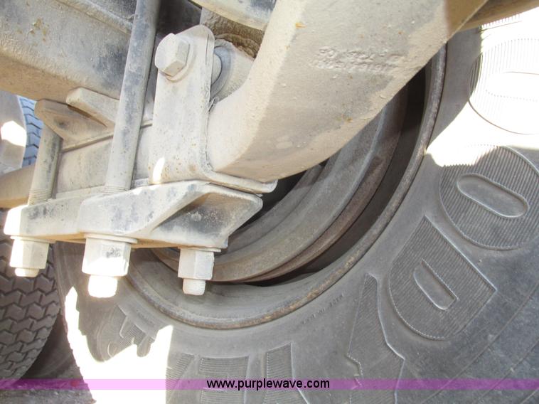 image for item G9876 2004 Freightliner Columbia semi truck