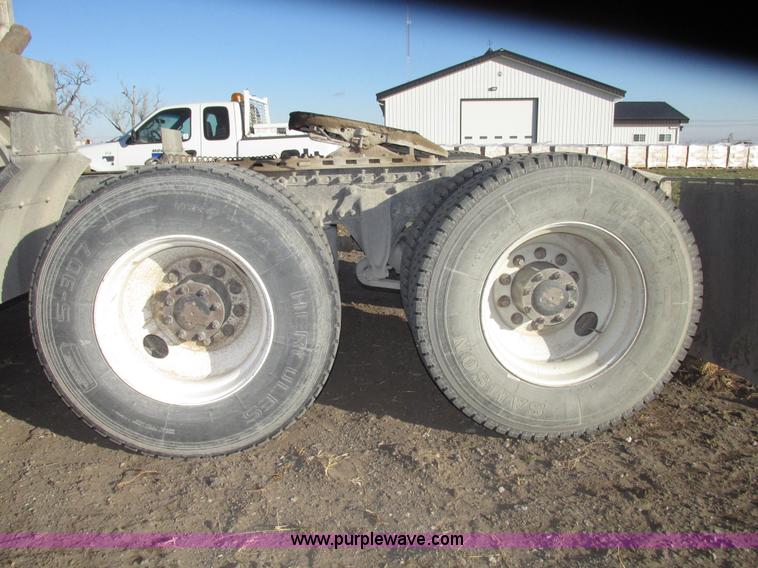 image for item G9876 2004 Freightliner Columbia semi truck