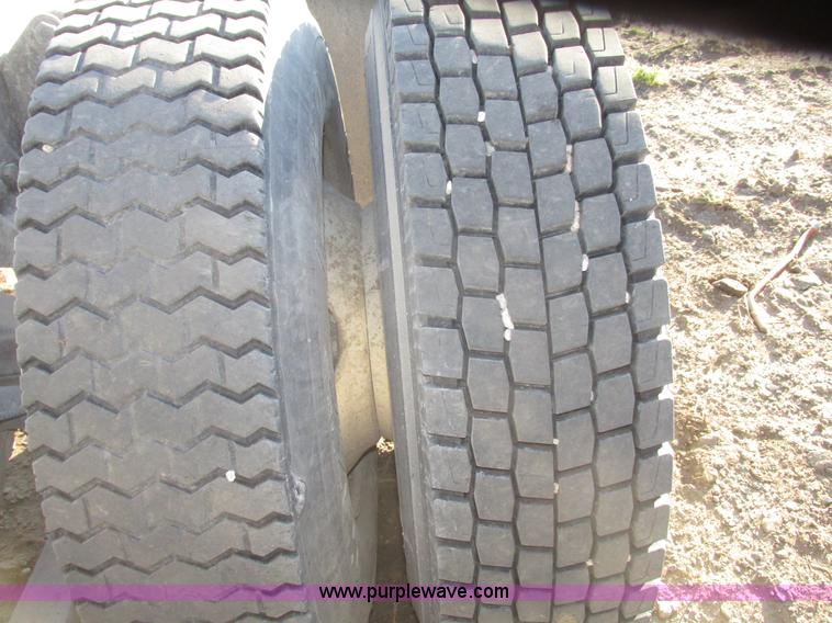 image for item G9876 2004 Freightliner Columbia semi truck