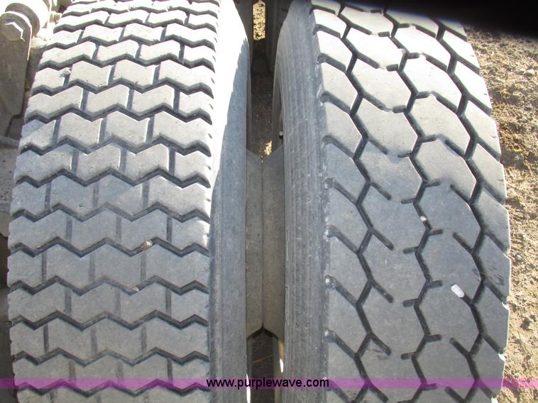 image for item G9876 2004 Freightliner Columbia semi truck