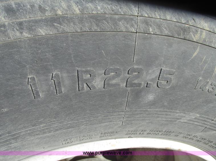 image for item G9876 2004 Freightliner Columbia semi truck