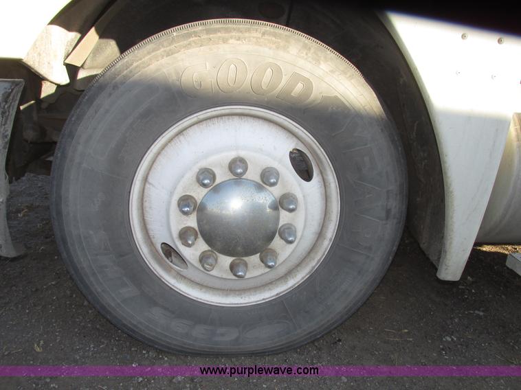 image for item G9876 2004 Freightliner Columbia semi truck