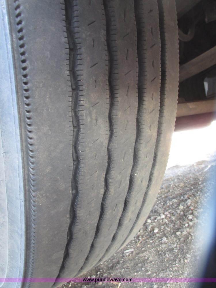 image for item G9876 2004 Freightliner Columbia semi truck