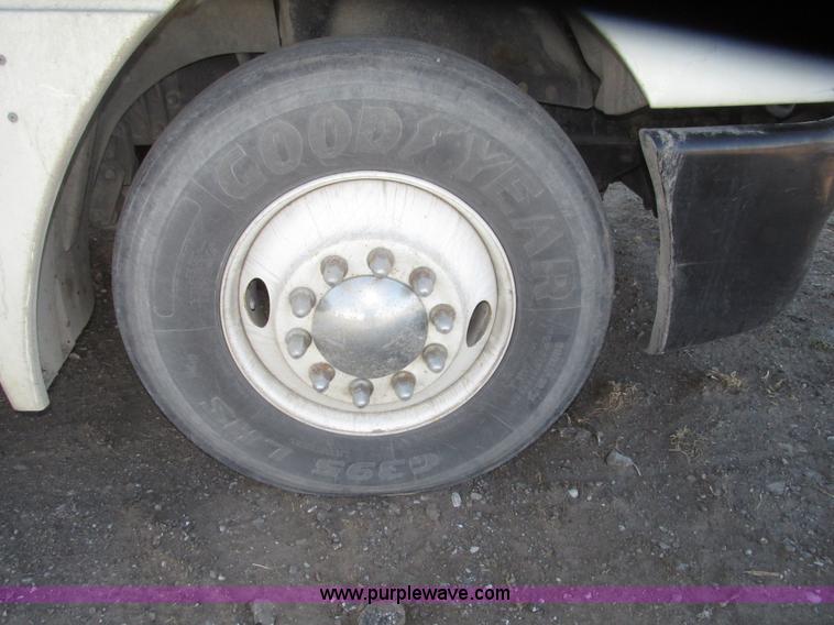 image for item G9876 2004 Freightliner Columbia semi truck