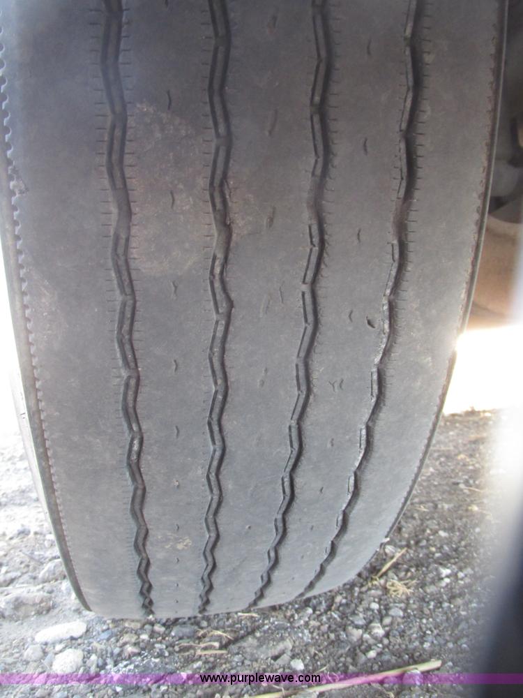 image for item G9876 2004 Freightliner Columbia semi truck