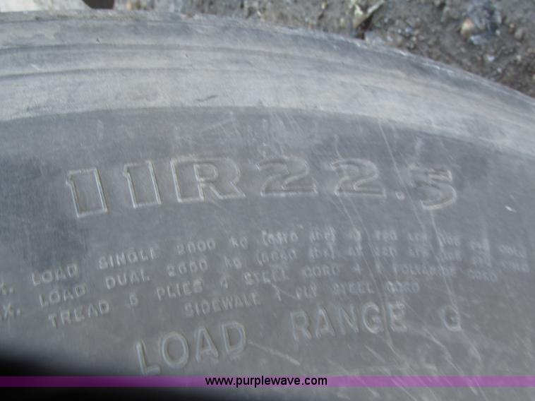 image for item G9876 2004 Freightliner Columbia semi truck