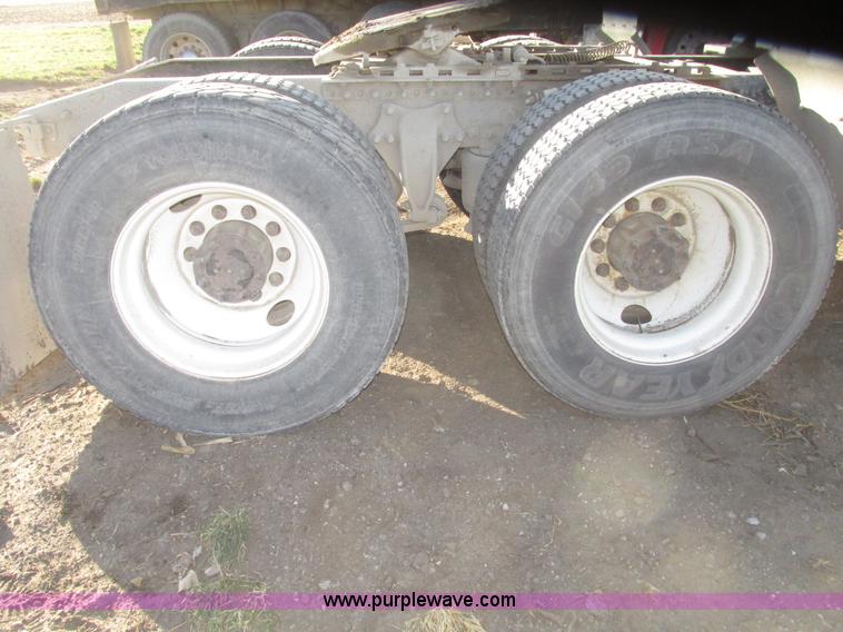 image for item G9876 2004 Freightliner Columbia semi truck