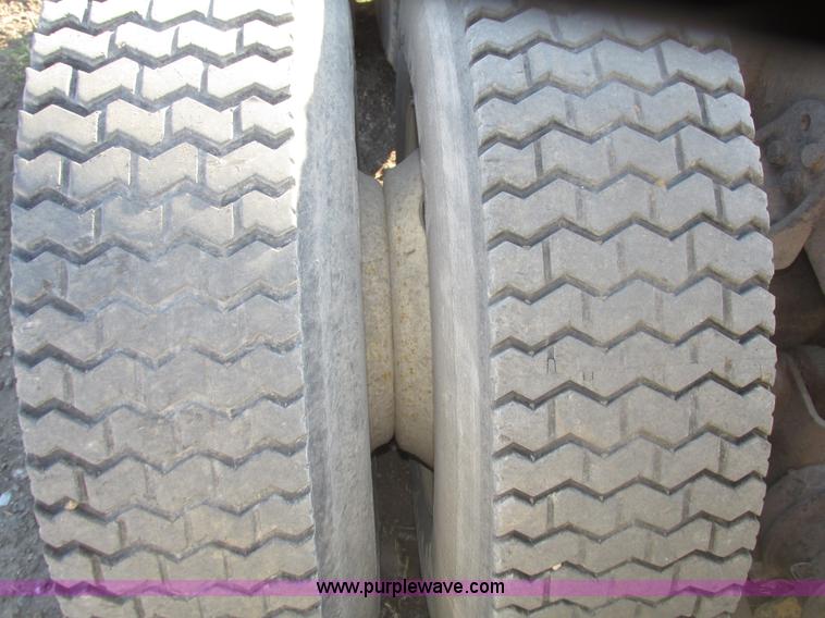 image for item G9876 2004 Freightliner Columbia semi truck