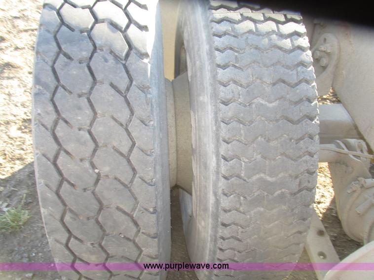 image for item G9876 2004 Freightliner Columbia semi truck