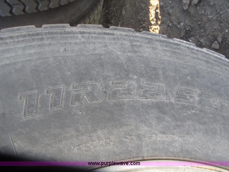 image for item G9876 2004 Freightliner Columbia semi truck