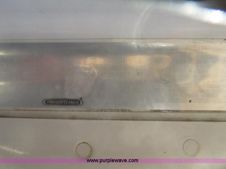 image for item G9876 2004 Freightliner Columbia semi truck