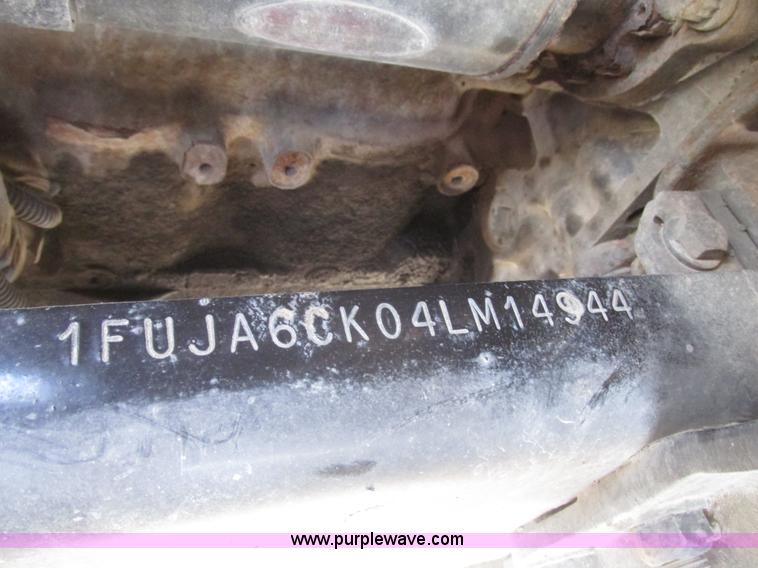 image for item G9876 2004 Freightliner Columbia semi truck