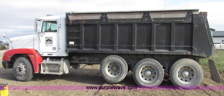 image for item G9877 2000 Freightliner FLD dump truck
