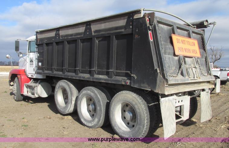 image for item G9877 2000 Freightliner FLD dump truck