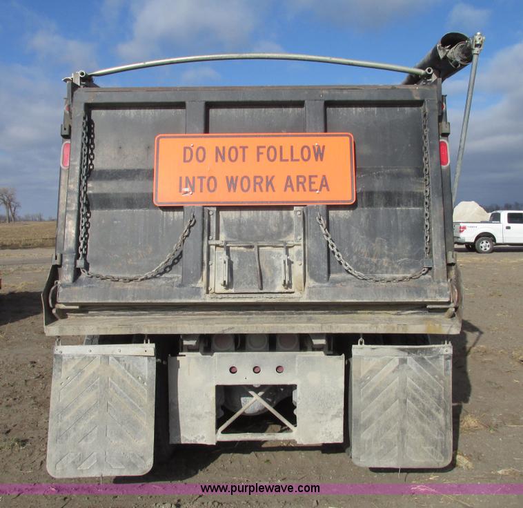 image for item G9877 2000 Freightliner FLD dump truck