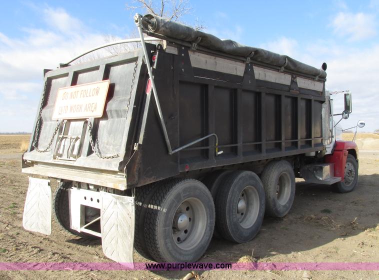 image for item G9877 2000 Freightliner FLD dump truck