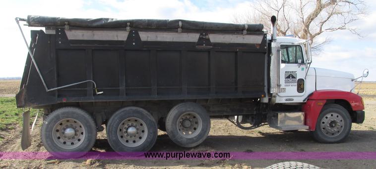 image for item G9877 2000 Freightliner FLD dump truck