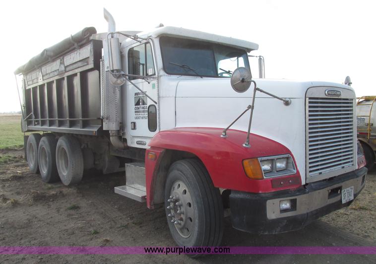 image for item G9877 2000 Freightliner FLD dump truck