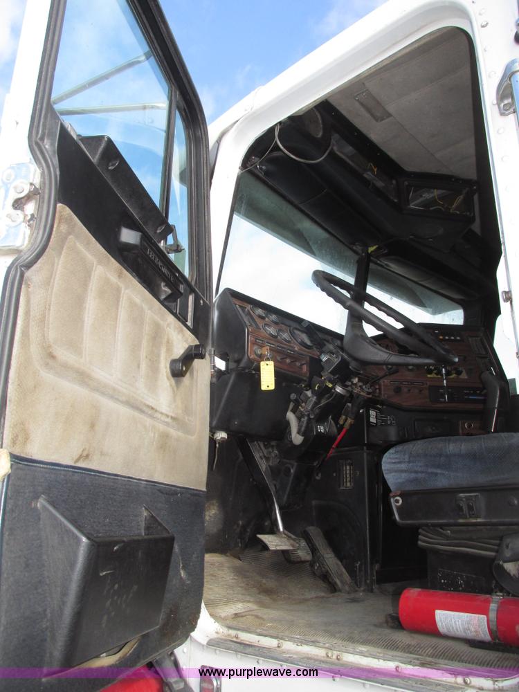 image for item G9877 2000 Freightliner FLD dump truck